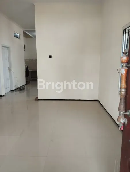 image RUMAH SIAP HUNI TENGAH KOTA DEKAT PUSAT PEMBELANJAAN (4)