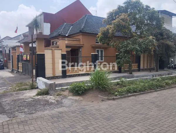 image RUMAH SIAP HUNI TENGAH KOTA DEKAT PUSAT PEMBELANJAAN (8)