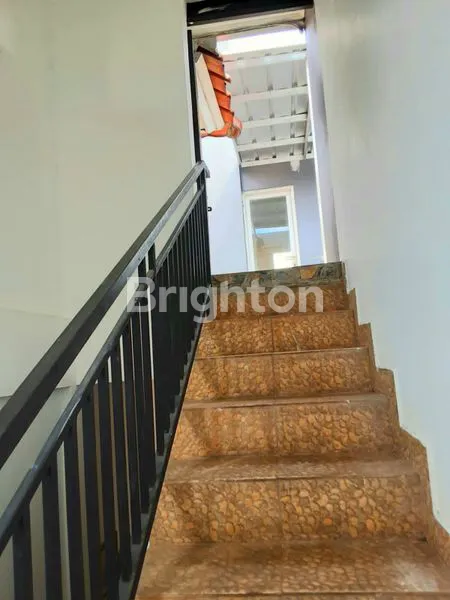 image RUMAH MEWAH 3 LANTAI SHM DI GRIYA KENCANA 2 CILEDUG TANGERANG (4)