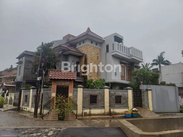 image RUMAH MEWAH 3 LANTAI SHM DI GRIYA KENCANA 2 CILEDUG TANGERANG (1)