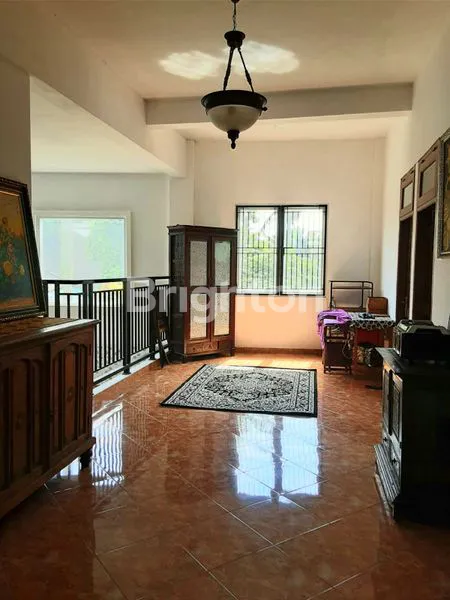 image RUMAH MEWAH 3 LANTAI SHM DI GRIYA KENCANA 2 CILEDUG TANGERANG (2)