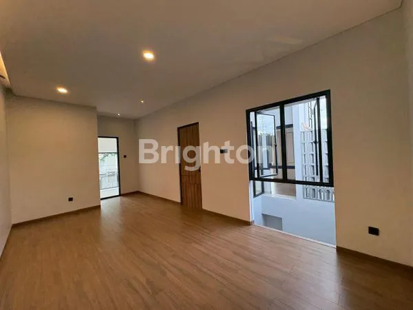 image RUMAH MEWAH STRATEGIS, NYAMAN, TENANG DAN ASRI DI BSD  (8)