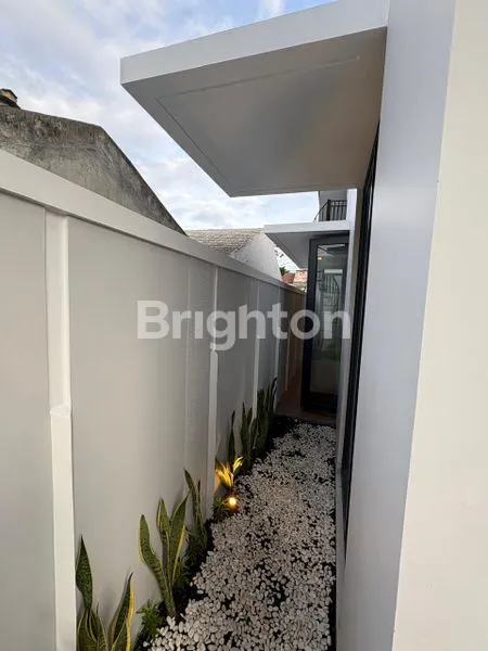 image RUMAH MEWAH STRATEGIS, NYAMAN, TENANG DAN ASRI DI BSD  (4)