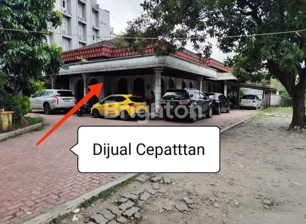 image RUMAH HALAMAN PARKIR SANGAT LUAS DI PUSAT KOTA MEDAN (1)