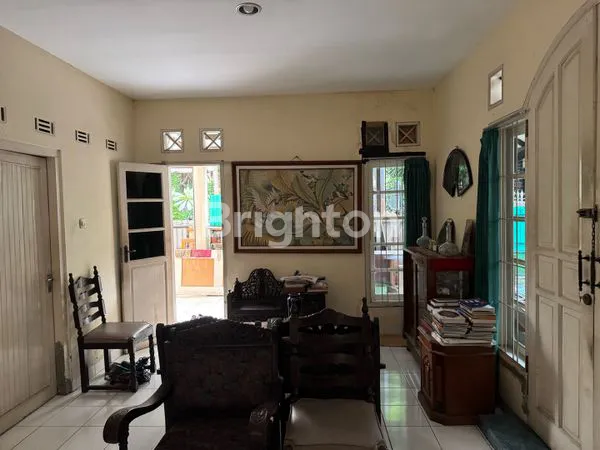 image RUMAH TUA 1,5 LANTAI (HOEK) DI RAWAMANGUN JAKARTA TIMUR  (2)