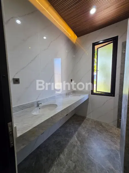 image RUMAH MEWAH 2 LANTAI SIAP HUNI DI DIAN ISTANA SURABAYA BARAT (5)