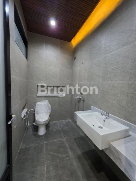 image RUMAH MEWAH 2 LANTAI SIAP HUNI DI DIAN ISTANA SURABAYA BARAT (7)