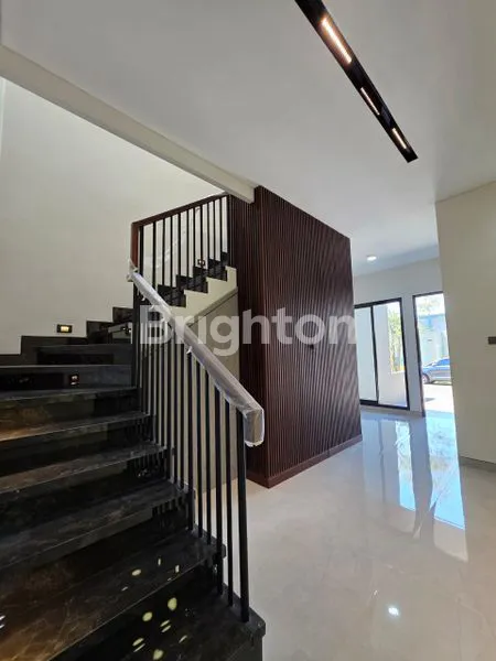 image RUMAH MEWAH 2 LANTAI SIAP HUNI DI DIAN ISTANA SURABAYA BARAT (2)