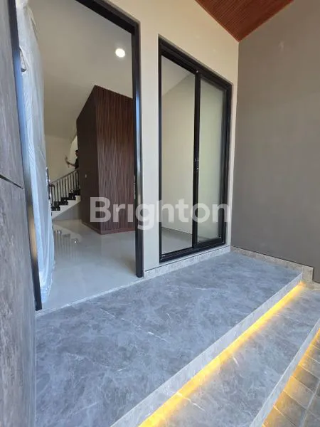 image RUMAH MEWAH 2 LANTAI SIAP HUNI DI DIAN ISTANA SURABAYA BARAT (1)