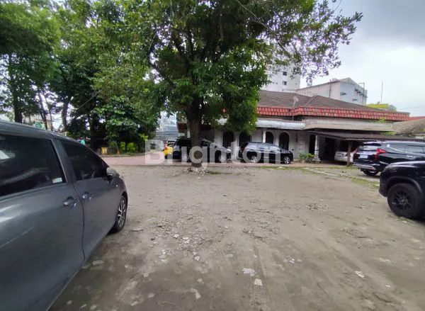 image RUMAH HALAMAN PARKIR SANGAT LUAS DI PUSAT KOTA MEDAN (4)