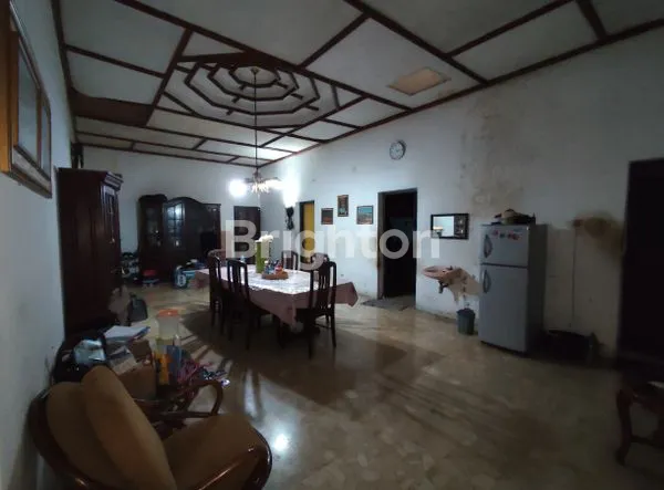 image RUMAH HALAMAN PARKIR SANGAT LUAS DI PUSAT KOTA MEDAN (6)