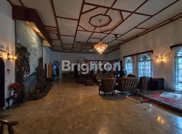 image RUMAH HALAMAN PARKIR SANGAT LUAS DI PUSAT KOTA MEDAN (5)