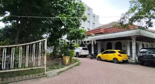 image RUMAH HALAMAN PARKIR SANGAT LUAS DI PUSAT KOTA MEDAN (2)
