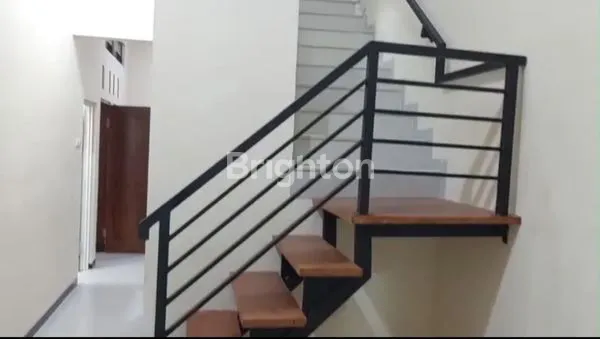 image RUMAH 2 LANTAI SIAP HUNI DI BENDUL MERISI SELATAN (2)