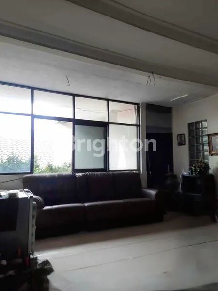 image RUMAH 2 LANTAI DI RAWAMANGUN JAKARTA TIMUR. TERLETAK DI PINGGI JALAN BESAR.  (2)