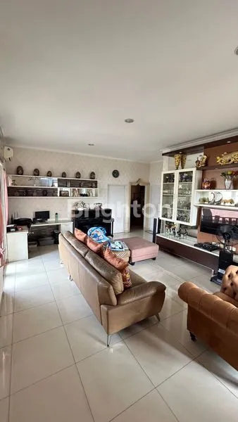 image DIJUAL RUMAH MEWAH 2 LANTAI + KOLAM RENANG SIAP HUNI BOULEVARD DICLUSTER KOTA WISATA DEKAT MALL LIVING WORLD (3)