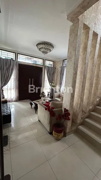 image DIJUAL RUMAH MEWAH 2 LANTAI + KOLAM RENANG SIAP HUNI BOULEVARD DICLUSTER KOTA WISATA DEKAT MALL LIVING WORLD (4)