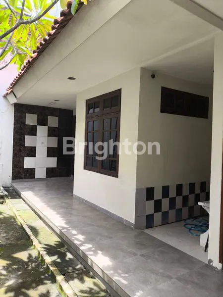 image RUMAH BOULEVARD NGINDEN | LT/LB 450 | PARKIR 7 MOBIL | LANGKA & SIAP PAKAI (2)