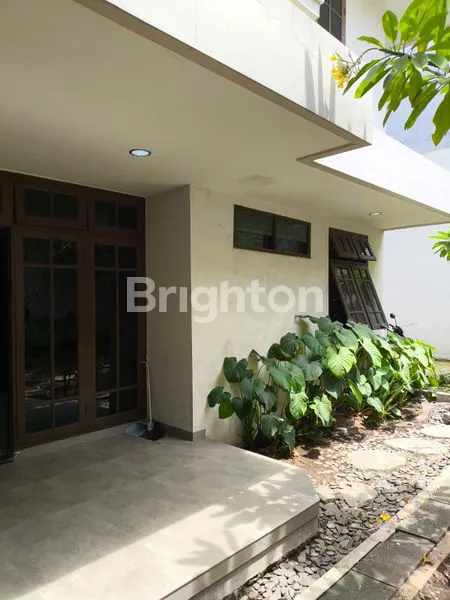 image RUMAH BOULEVARD NGINDEN | LT/LB 450 | PARKIR 7 MOBIL | LANGKA & SIAP PAKAI (3)