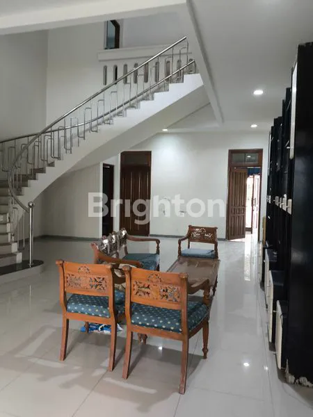 image RUMAH BOULEVARD NGINDEN | LT/LB 450 | PARKIR 7 MOBIL | LANGKA & SIAP PAKAI (4)