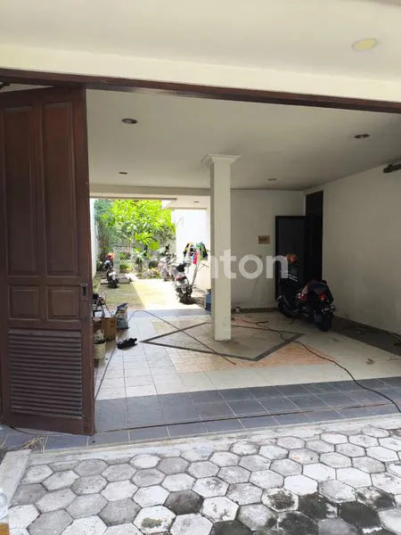 image RUMAH BOULEVARD NGINDEN | LT/LB 450 | PARKIR 7 MOBIL | LANGKA & SIAP PAKAI (5)