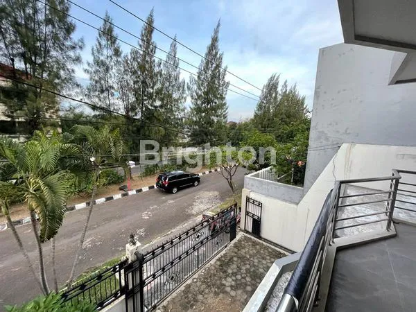 image RUMAH BOULEVARD NGINDEN | LT/LB 450 | PARKIR 7 MOBIL | LANGKA & SIAP PAKAI (7)