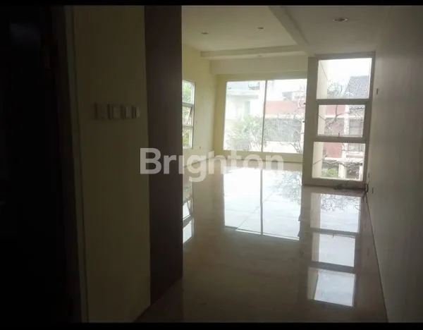 image RUMAH 3 LANTAI DI PONDOK INDAH, JAKARTA SELATAN (3)