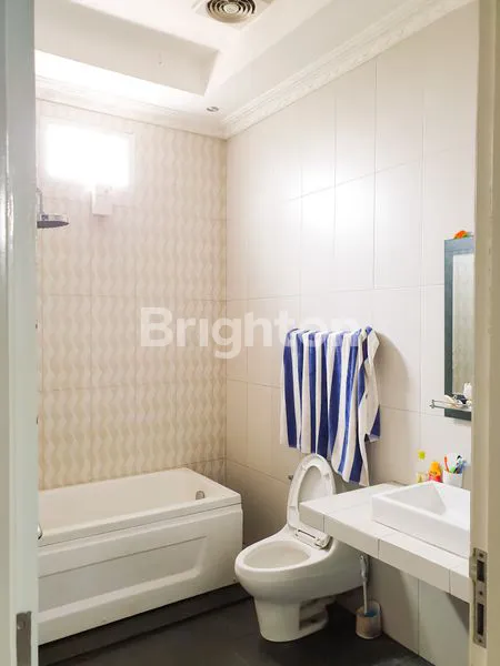 image RUMAH BESAR 4+1 KT DI CLUSTER PALEM SEMI (7)