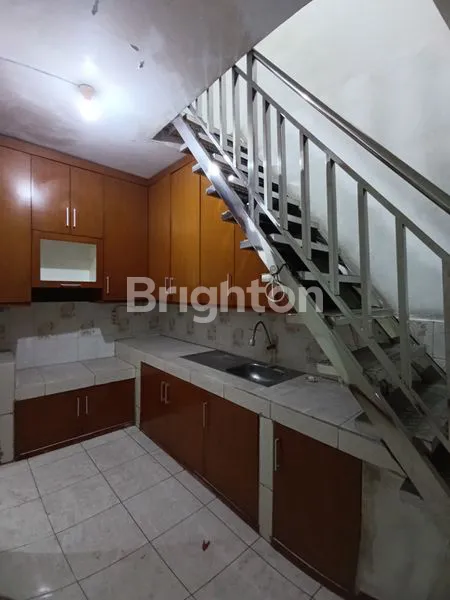 image RUMAH CANTIK 2,5 LANTAI + CARPORT STRATEGIS BEBAS BANJIR DI TANJUNG DUREN JAKARTA BARAT. (3)