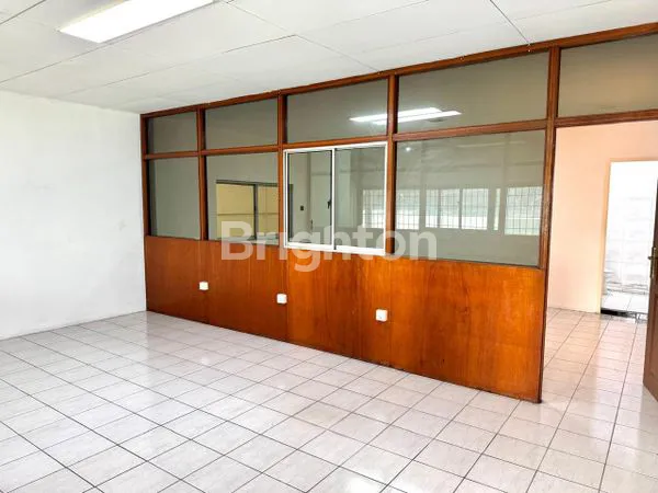 image DISEWAKAN GUDANG STRATEGIS CENGKARENG – HALAMAN LUAS & AKSES MUDAH (6)