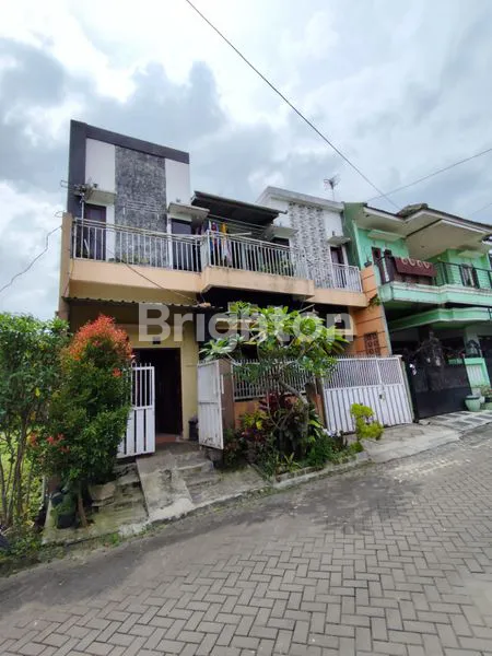 image DIJUAL RUMAH 3 LANTAI SIAP HUNI PERUMAHAN ASRIKATON MAIN ROAD JALAN KEMBAR STRATEGIS SELANGKAH KE TOL PAKIS KABUPATEN MALANG  (1)