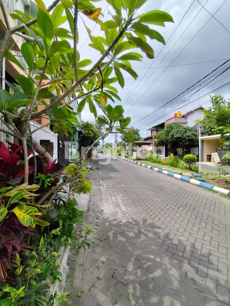 image DIJUAL RUMAH 3 LANTAI SIAP HUNI PERUMAHAN ASRIKATON MAIN ROAD JALAN KEMBAR STRATEGIS SELANGKAH KE TOL PAKIS KABUPATEN MALANG  (3)