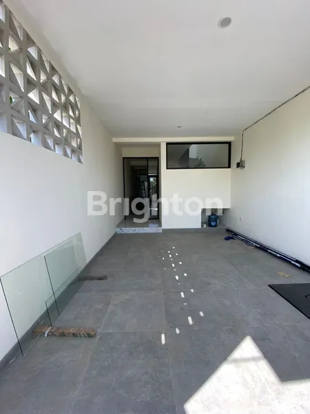 image RUMAH RUNGKUT ASRI TENGAH BARU GRESS MODERN MINIMALIS, SPLIT LEVEL 3 LANTAI, COCOK UNTUK RUMAH TINGGAL ATAU USAHA, KAMAR TIDUR BESAR (2)