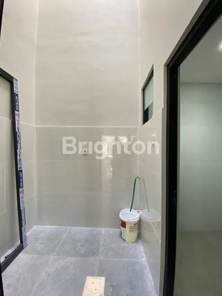 image RUMAH RUNGKUT ASRI TENGAH BARU GRESS MODERN MINIMALIS, SPLIT LEVEL 3 LANTAI, COCOK UNTUK RUMAH TINGGAL ATAU USAHA, KAMAR TIDUR BESAR (3)