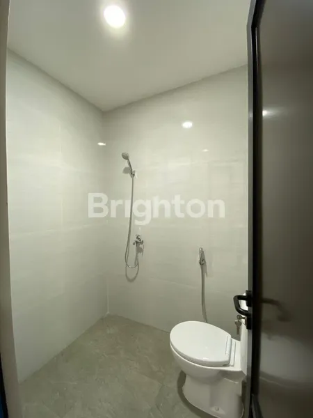 image RUMAH RUNGKUT ASRI TENGAH BARU GRESS MODERN MINIMALIS, SPLIT LEVEL 3 LANTAI, COCOK UNTUK RUMAH TINGGAL ATAU USAHA, KAMAR TIDUR BESAR (4)