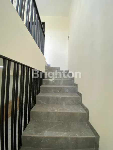 image RUMAH RUNGKUT ASRI TENGAH BARU GRESS MODERN MINIMALIS, SPLIT LEVEL 3 LANTAI, COCOK UNTUK RUMAH TINGGAL ATAU USAHA, KAMAR TIDUR BESAR (5)