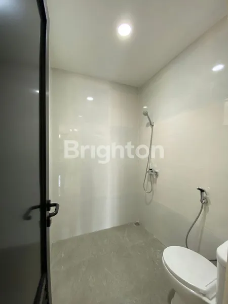 image RUMAH RUNGKUT ASRI TENGAH BARU GRESS MODERN MINIMALIS, SPLIT LEVEL 3 LANTAI, COCOK UNTUK RUMAH TINGGAL ATAU USAHA, KAMAR TIDUR BESAR (8)