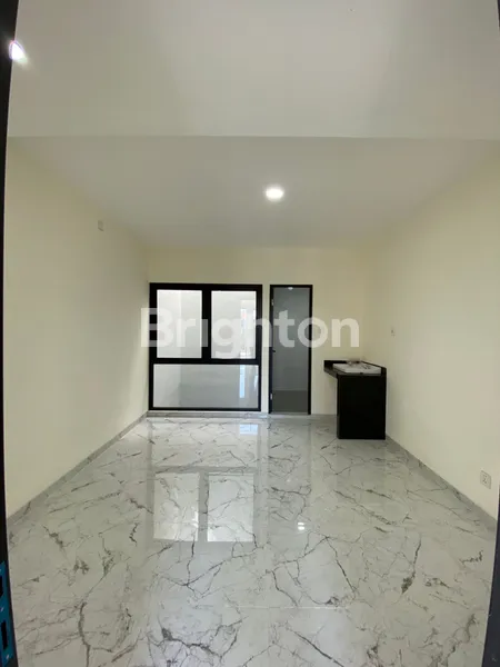 image RUMAH RUNGKUT ASRI TENGAH BARU GRESS MODERN MINIMALIS, SPLIT LEVEL 3 LANTAI, COCOK UNTUK RUMAH TINGGAL ATAU USAHA, KAMAR TIDUR BESAR (2)
