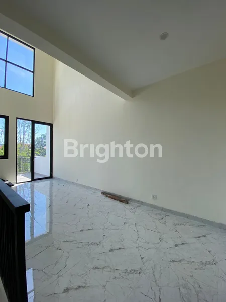 image RUMAH RUNGKUT ASRI TENGAH BARU GRESS MODERN MINIMALIS, SPLIT LEVEL 3 LANTAI, COCOK UNTUK RUMAH TINGGAL ATAU USAHA, KAMAR TIDUR BESAR (3)