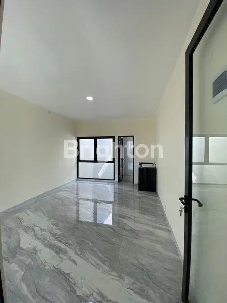 image RUMAH RUNGKUT ASRI TENGAH BARU GRESS MODERN MINIMALIS, SPLIT LEVEL 3 LANTAI, COCOK UNTUK RUMAH TINGGAL ATAU USAHA, KAMAR TIDUR BESAR (5)