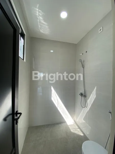 image RUMAH RUNGKUT ASRI TENGAH BARU GRESS MODERN MINIMALIS, SPLIT LEVEL 3 LANTAI, COCOK UNTUK RUMAH TINGGAL ATAU USAHA, KAMAR TIDUR BESAR (7)