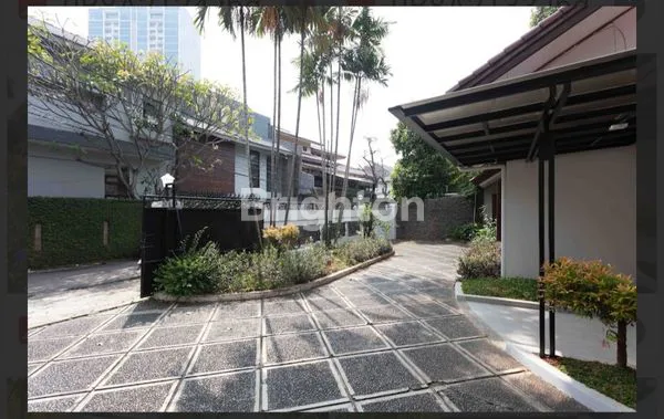 image RUMAH BAGUS SIAP HUNI, KOLAM RENANG & GARASI 4 MOBIL (2)