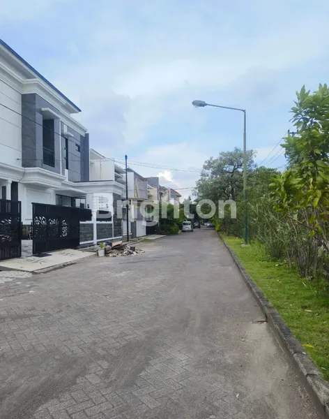 image AMERICAN CLASSIC 2 LANTAI JALAN KEMBAR ARAYA GALAXY BUMI PERMAI (2)