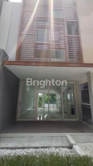 image RUMAH MEWAH 3 LANTAI, FLYING GARDEN, SHM, SIAP HUNI (1)