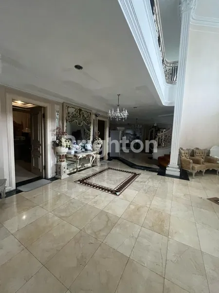 image RUMAH BINTANG DIPONGGO CLASSIC FULL MARMER SWIMMING POOL PERUMAHAN ELITE SURABAYA BARAT LOKASI SANGAT STRATEGIS DEKAT AKSES TOL DAN KE PUSAT KOTA (3)