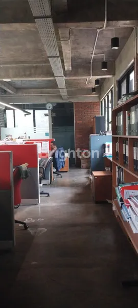image GEDUNG KANTOR DI JL. OLAHRAGA  KEMANGGISAN JAKARTA BARAT LOKASI STRATEGIS DEKAT PINTU TOL, UNIVERSITAS DAN PERKANTORAN, COCOK UNTUK SEGALA USAHA PARKIRAN LUAS (7)