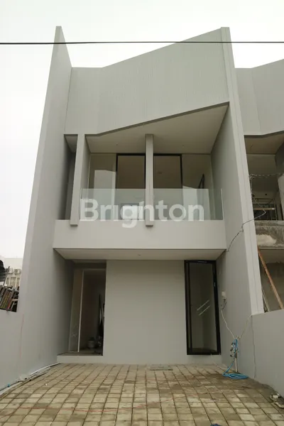 image RUMAH BRAND NEW DIAN ISTANA MINIMALIS MODERN SPEK PREMIUM 4KT+1 SHM LOKASI STRATEGIS PERUMAHAN ELITE SURABAYA BARAT DEKAT PAKUWON MALL (1)