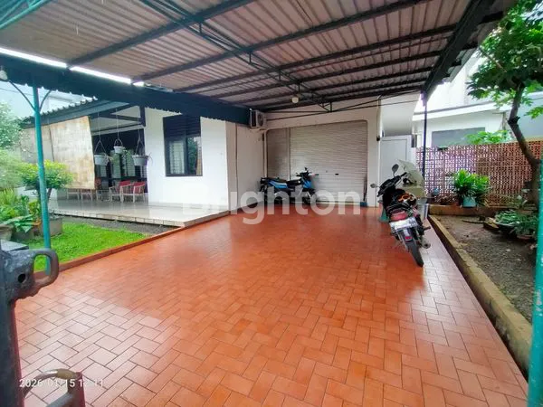 image RUMAH TUA LUMAYAN LUAS ADA TAMAN DIDEPAN MASIH LAYAK HUNI DAERAH KEMANGGISAN JAKARTA BARAT (1)