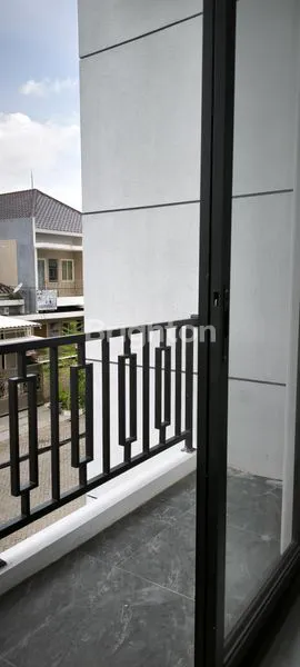 image JARANG ADA  ARAYA. LOKASI CIAMIK. NEW HOUSE . JALAN BOULEVARD 2 M AN. HOOK (2)