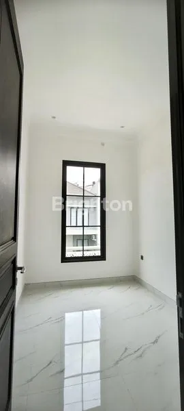 image JARANG ADA  ARAYA. LOKASI CIAMIK. NEW HOUSE . JALAN BOULEVARD 2 M AN. HOOK (6)